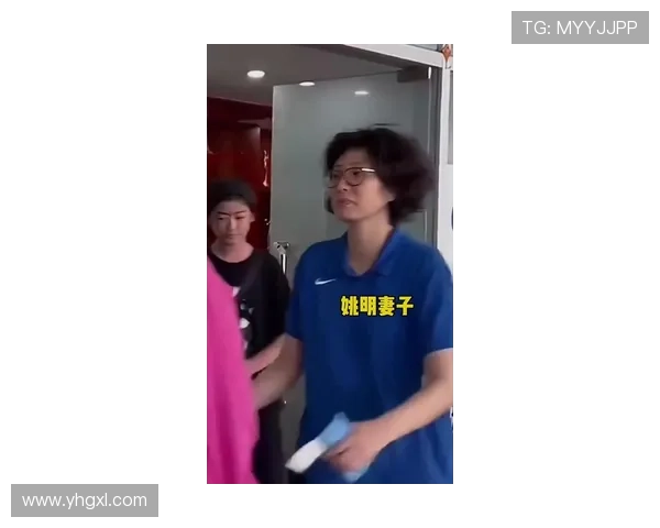 空姐偶遇姚明瞬间感慨身高差距引发的幽默对话与温馨回忆 空姐偶遇姚明瞬间感慨身高差距引发的幽默对话与温馨回忆